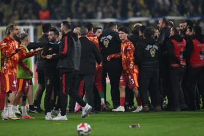 [ Video Haber ]Fenerbahçe - Galatasaray derbisi öncesinde saha karıştı