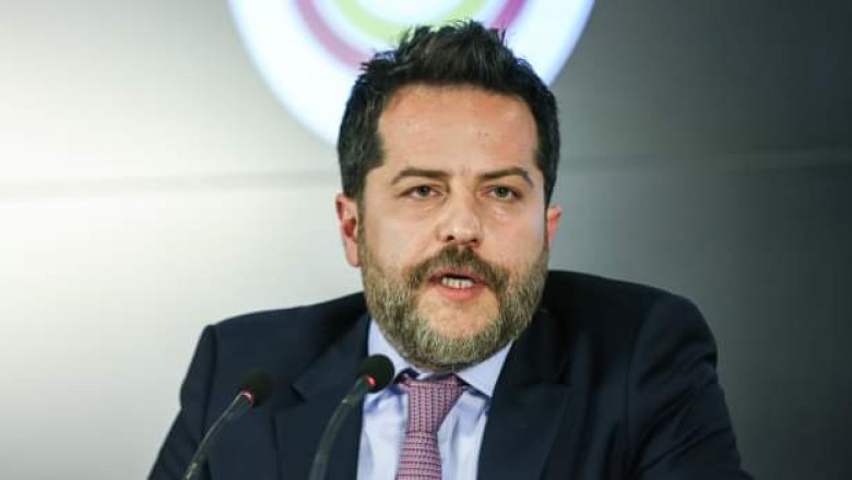 Erden Timur'dan Fenerbahçeli futbolcuya; "Onlarla sözleşme imzalama bize gel..."