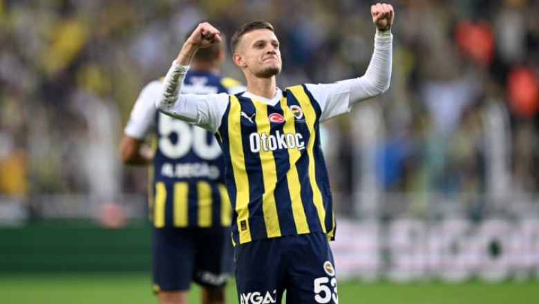 Napoli Yetkilileri, Fenerbahçe'den Sebastian Szymanski'yi Takip Edecek