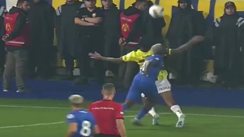 Fenerbahçe iki kez penaltı bekledi
