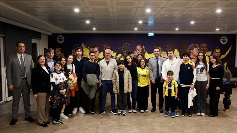 Jose Mourinho, bursiyer çocuklarla iftarda buluştu